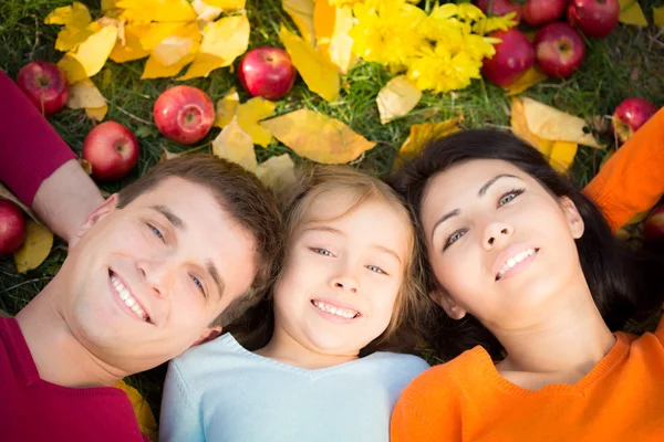 Famille heureuse dans le parc d'automne — Photo