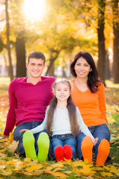 Famiglia felice nel parco autunnale — Foto Stock