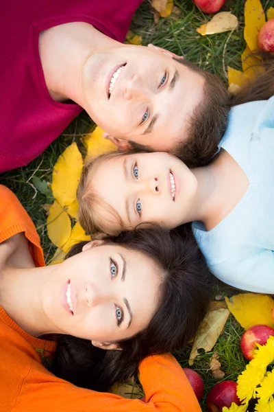 Família feliz no parque de outono — Fotografia de Stock