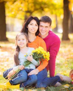 Sonbahar parkında mutlu bir aile