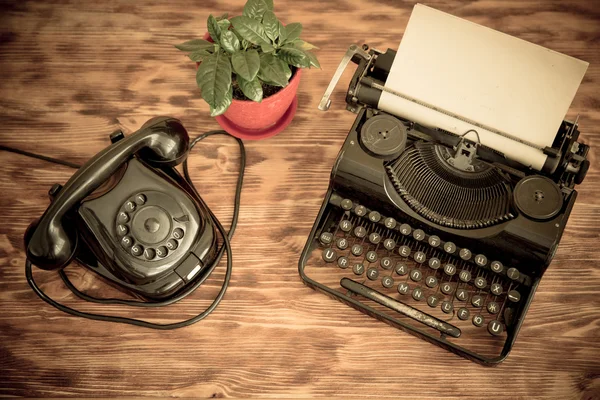 Retro telefoon en schrijfmachine — Stockfoto