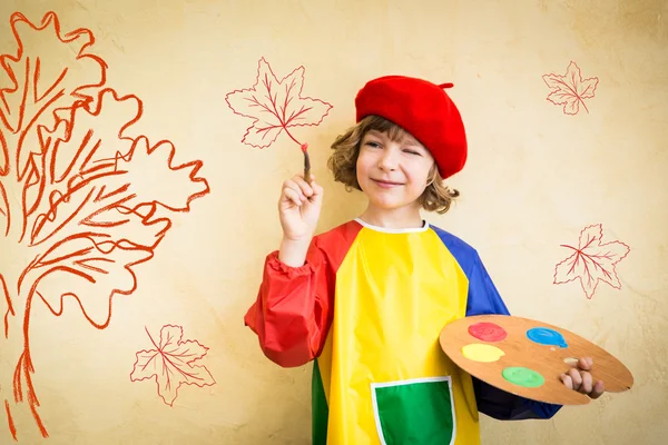 秋のテーマを描く幸せな子 — ストック写真