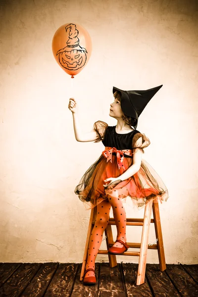 Komik çocuk cadı Kostüm giymiş — Stok fotoğraf