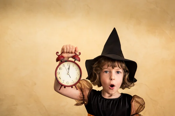 Divertido niño vestido traje de bruja — Foto de Stock