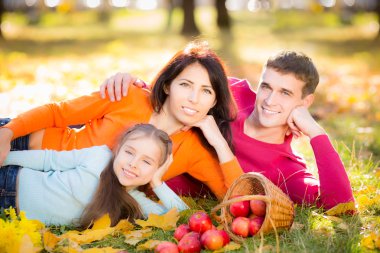 Sonbahar parkında mutlu bir aile