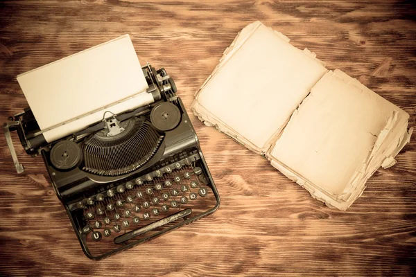Ретро пишущая машинка с чистым листом бумаги — стоковое фото