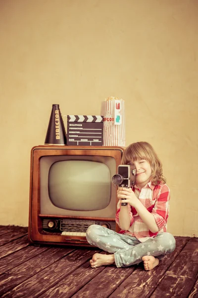 Kid gör en film med retro kamera — Stockfoto