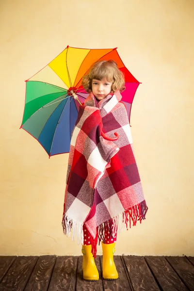 Kind mit Regenschirm und Karo — Stockfoto