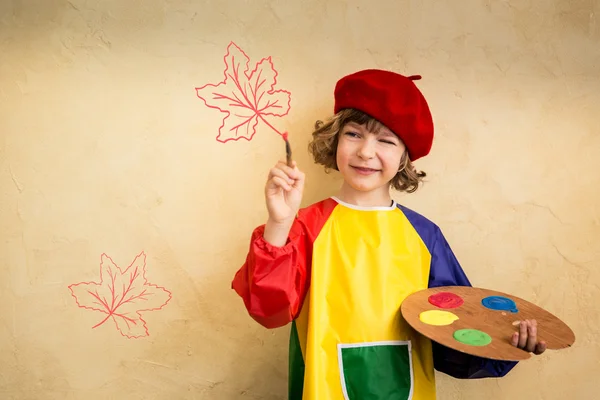 Niño dibujo hojas con pinturas — Foto de Stock