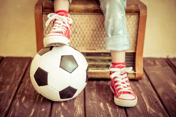 サッカー ボールを持つ子供 — ストック写真