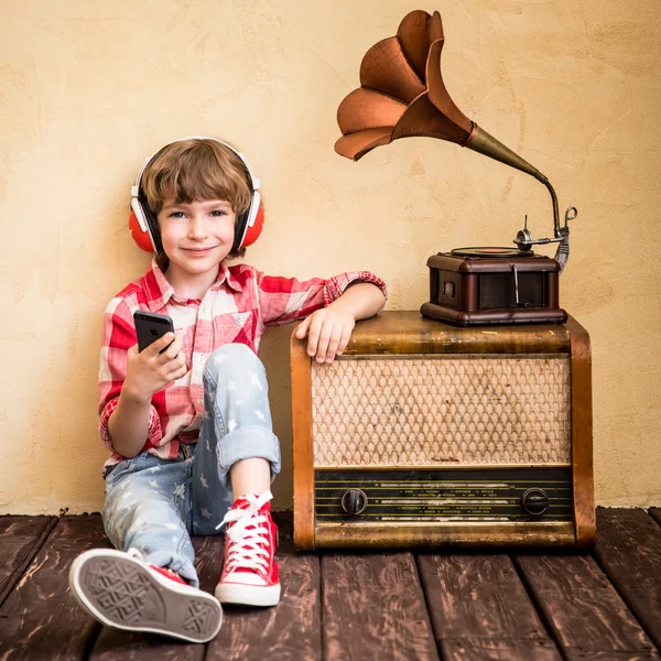 Hipster çocuk retro vintage radyo ile — Stok fotoğraf