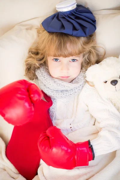 Enfant malade avec fièvre et bouillotte — Photo