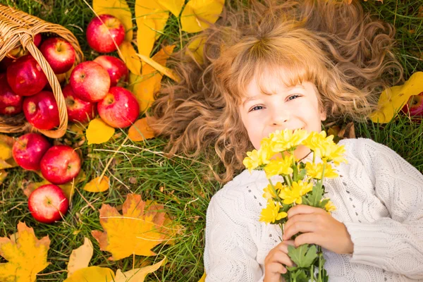 Bambino nel parco autunnale — Foto Stock