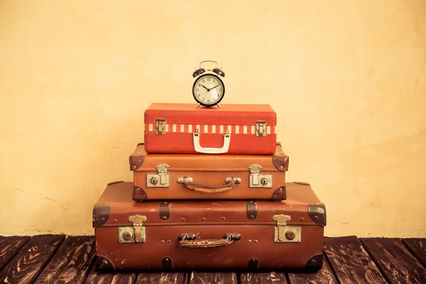 Classica valigia in pelle marrone . — Foto Stock