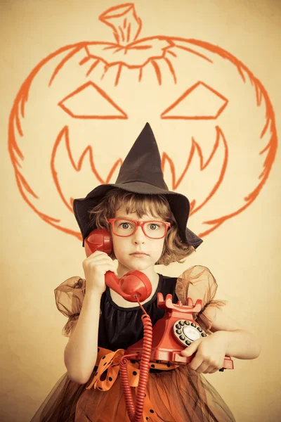 Divertente bambino vestito costume da strega — Foto Stock