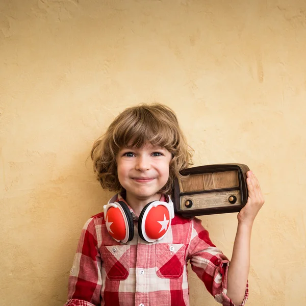 Niño con radio retro vintage — Foto de Stock