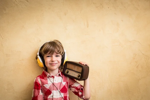 Bambino con radio vintage retrò — Foto Stock