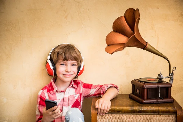 Bambino con radio vintage retrò — Foto Stock