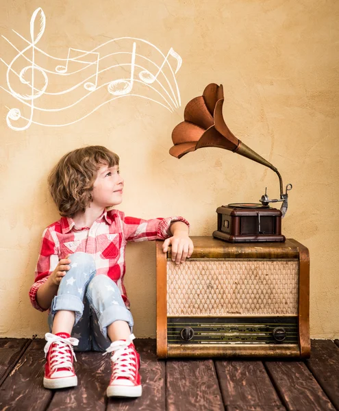 Criança com rádio vintage retro — Fotografia de Stock