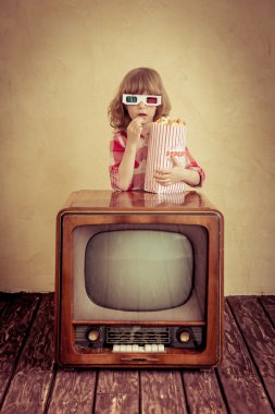 retro televizyonda patlamış mısır yemek çocuk.