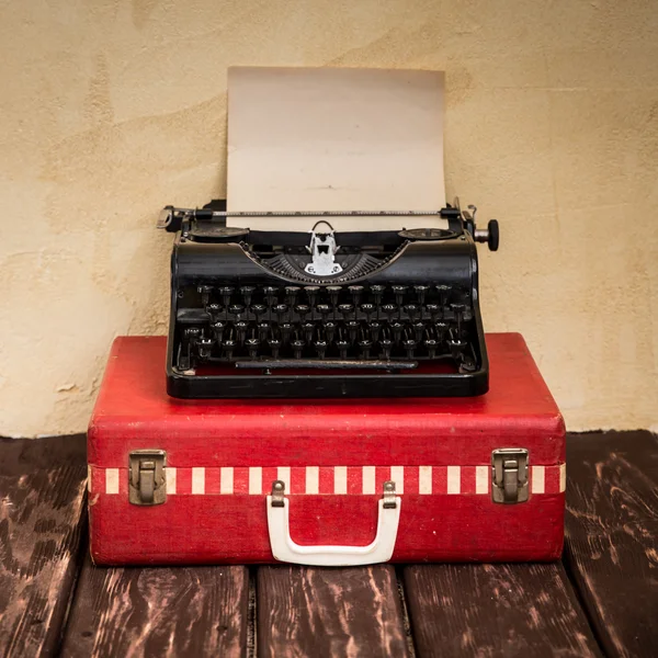 Máquina de escribir vintage y maleta roja clásica —  Fotos de Stock