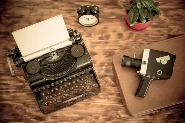 Máquina de escribir retro con papel en blanco —  Fotos de Stock