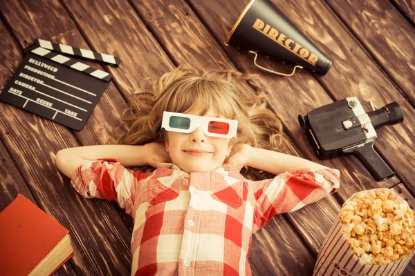 Criança com objetos de cinema vintage — Fotografia de Stock