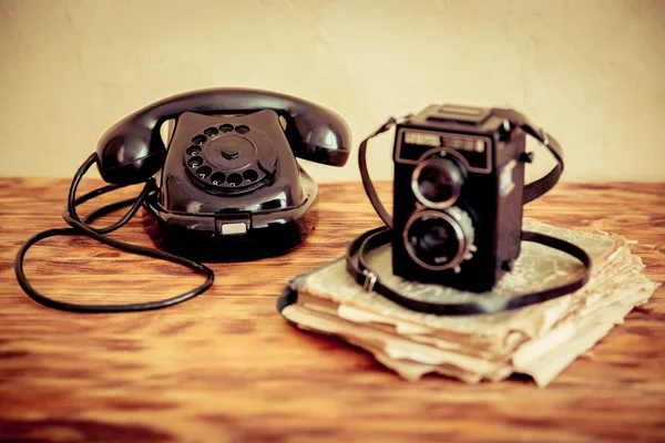 Retro telefoon en camera — Stockfoto