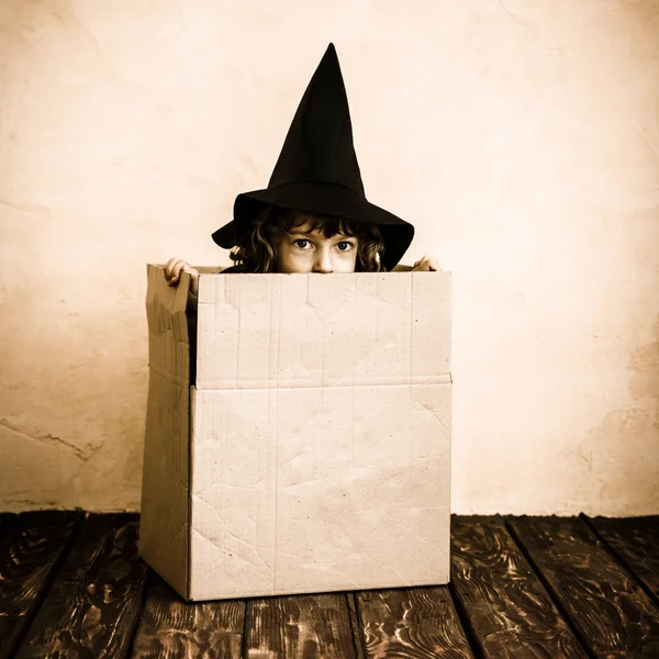 Criança vestida fantasia de bruxa . — Fotografia de Stock