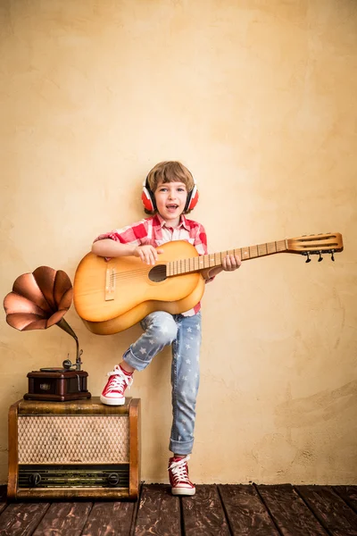 Barn med retro vintage akustisk gitarr — Stockfoto