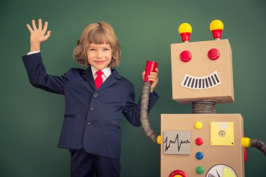 Oyuncak robot okulda çocuk