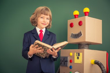 Oyuncak robot okulda çocuk