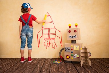 Oyuncak robot ile oynayan mutlu çocuk