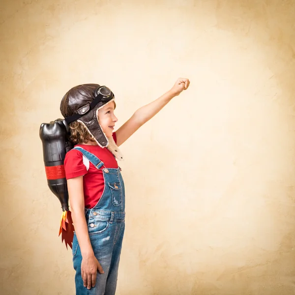 Kid brincando com jet pack em casa — Fotografia de Stock