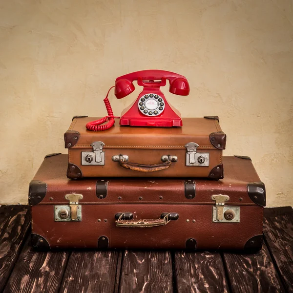Lederen koffers en retro telefoon — Stockfoto