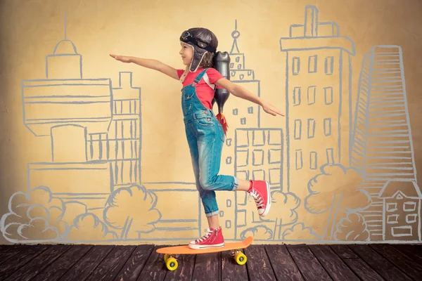 Kind mit Jetpack auf Skateboard unterwegs. — Stockfoto
