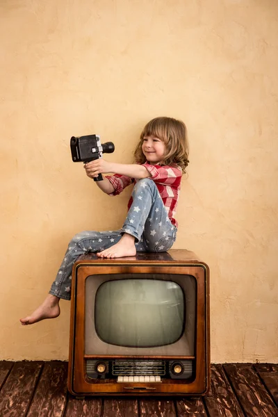 Ребенок делает селфи с ретро камерой — стоковое фото
