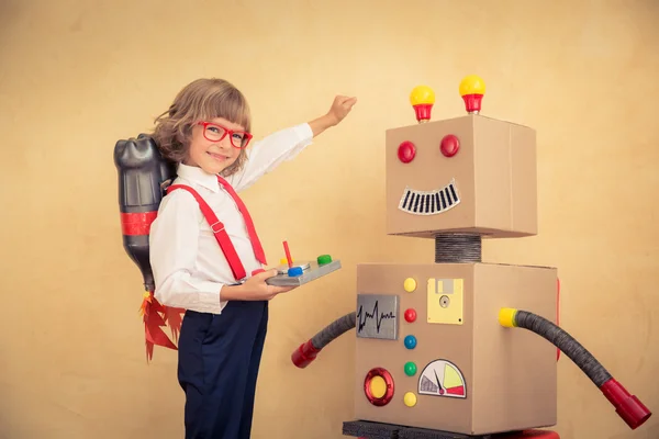 Молодой бизнесмен с роботом — стоковое фото