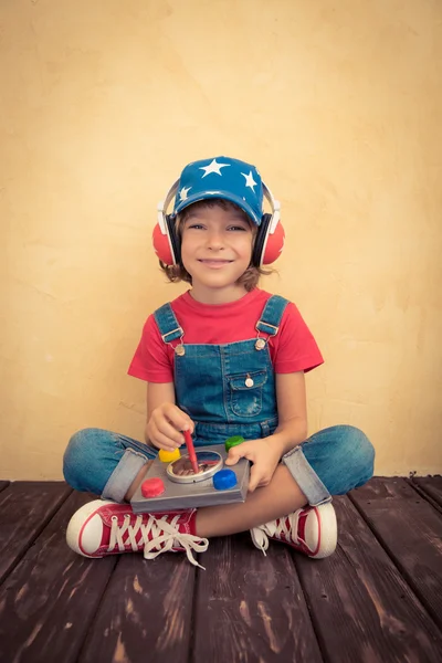 Pilote enfant jouant à la maison — Photo