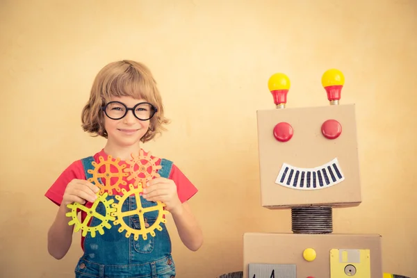 Bambino nerd divertente con robot giocattolo — Foto Stock