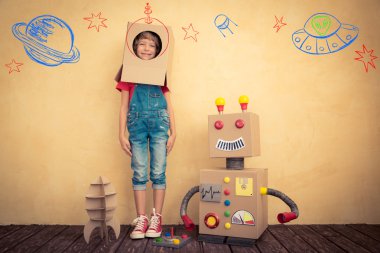 Oyuncak robot ile oynayan mutlu çocuk