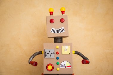 Komik oyuncak robot