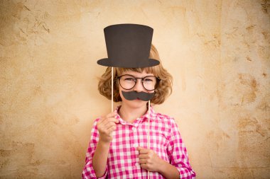 Sahte bıyıklı komik çocuk