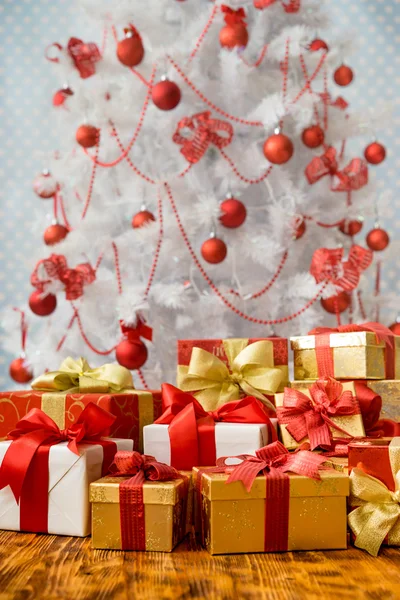 Vánoční stromek s dárkovými krabicemi — Stock fotografie