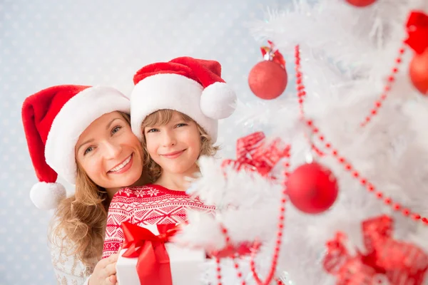 Familj med julklappar — Stockfoto