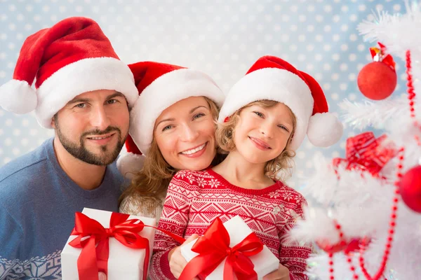 Rodina s vánočními dárky — Stock fotografie