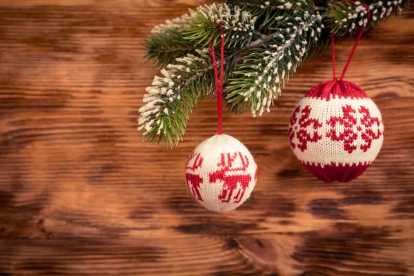 Rama de árbol de Navidad con decoraciones — Foto de Stock