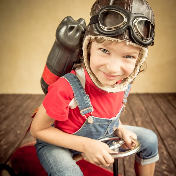 Kid brincando com jet pack em casa — Fotografia de Stock