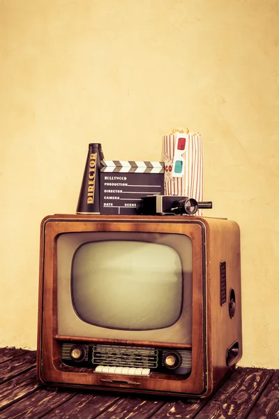 Rétro TV avec des objets de cinéma — Photo