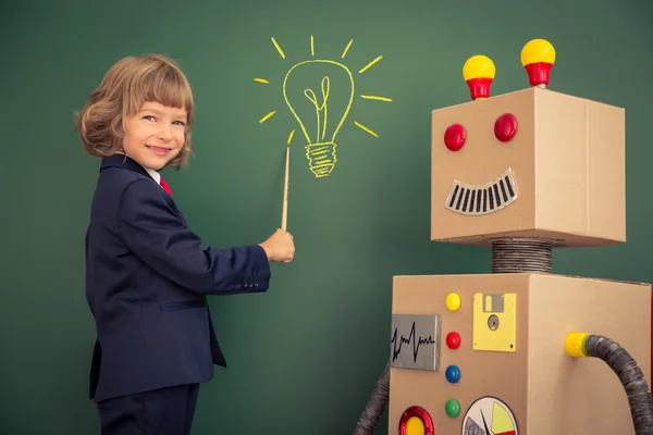Oyuncak robot okulda çocuk — Stok fotoğraf